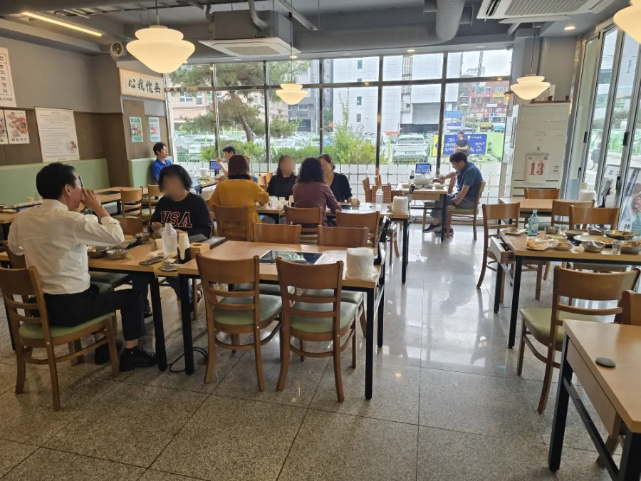 Floor-to-ceiling window exterior of Cheongun Bossam Dangsan Branch near Dangsan Station