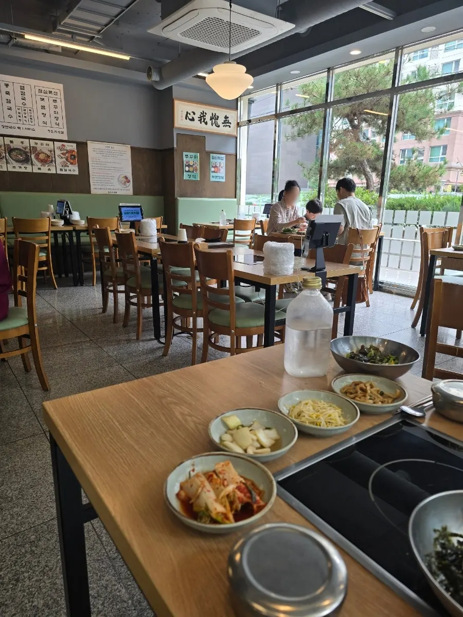 Ground-floor entrance on the corner of the building housing Cheongun Bossam Dangsan Branch