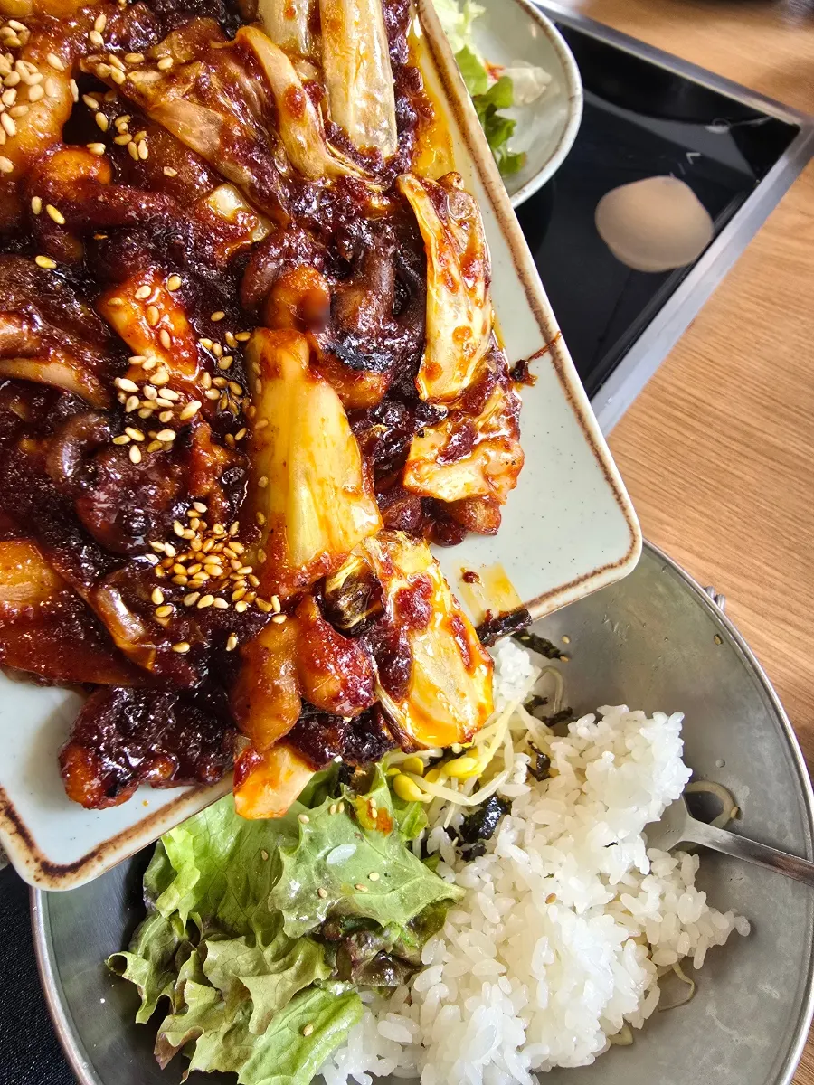A plump piece of octopus picked up with chopsticks