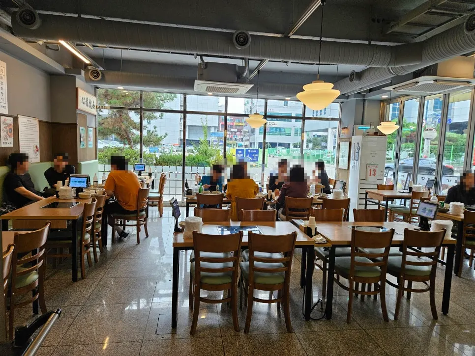 통창으로 밝은 청운보쌈 당산점 내부 좌석