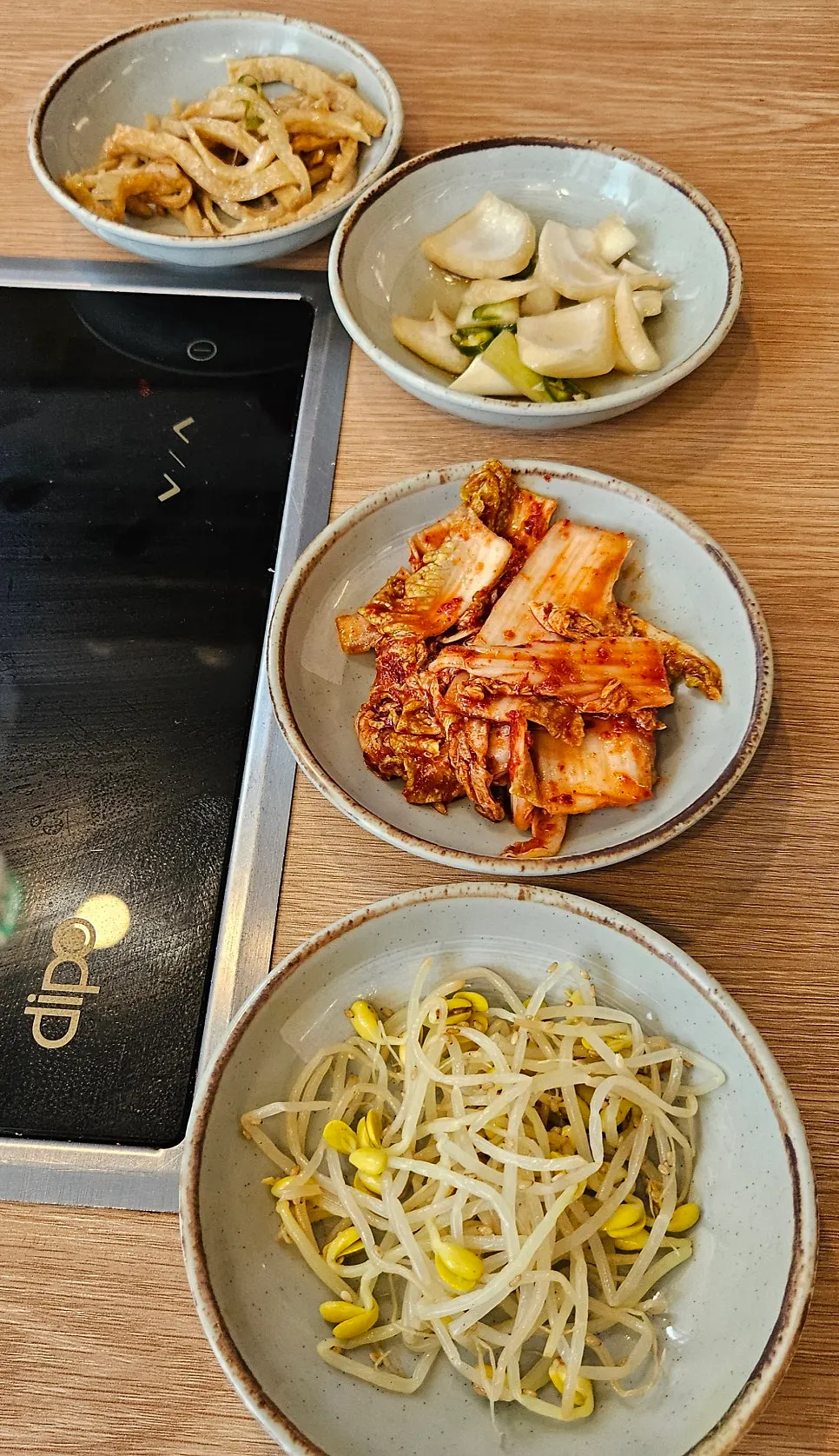 기본찬과 서비스 동죽 칼국수가 차려진 상