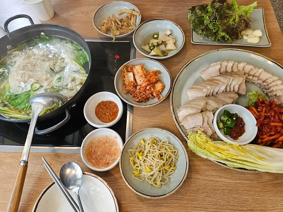 끓기 시작한 동죽 칼국수 냄비