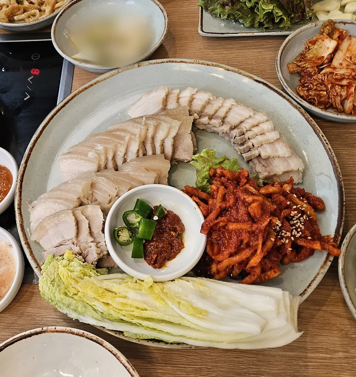 절임배추와 무김치를 곁들인 오겹보쌈 대자 접시
