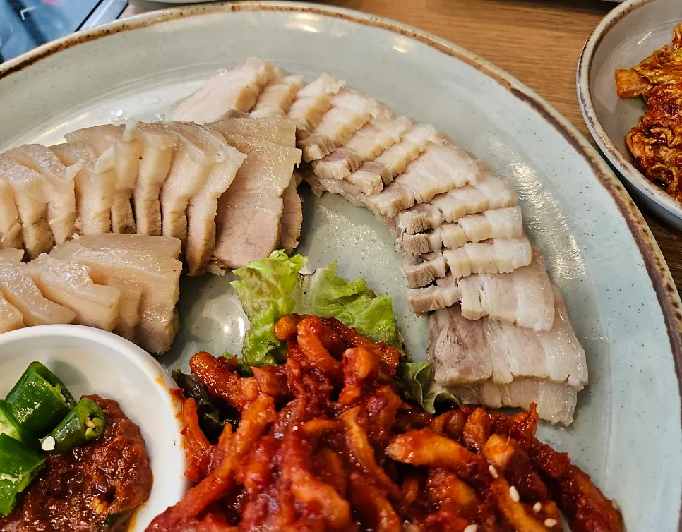 푸짐하게 담긴 오겹보쌈 수육