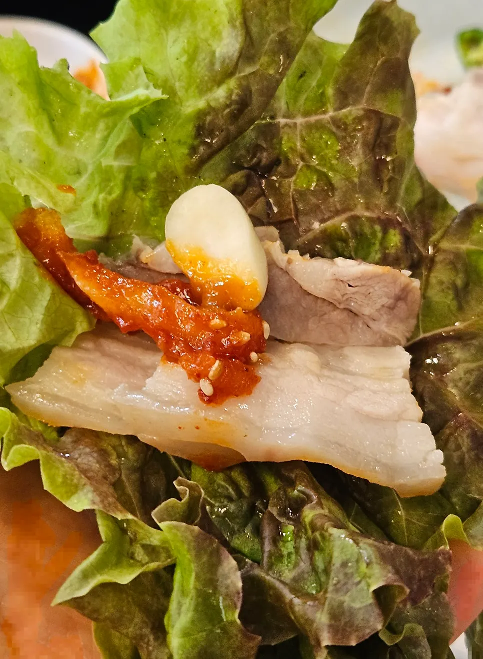 보쌈과 무김치 조합 쌈 클로즈업