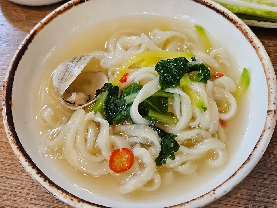 동죽과 야채가 들어간 동죽 칼국수