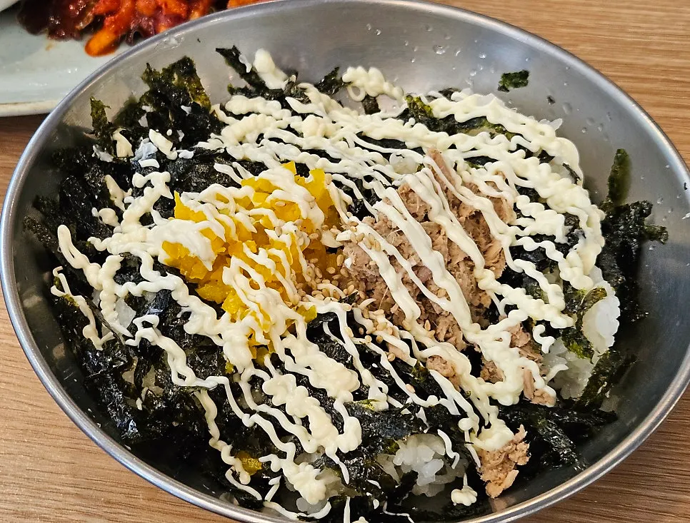 직접 뭉친 동글동글 참치마요 주먹밥