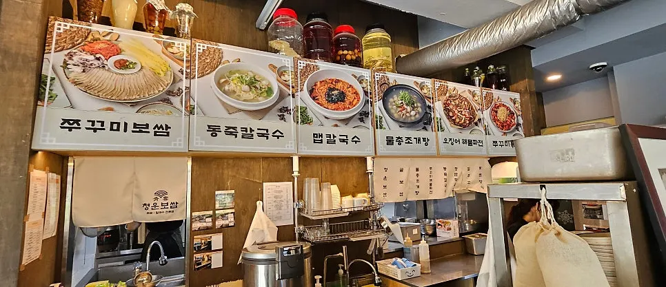 좌석이 넉넉한 청운보쌈 당산점 홀 전경