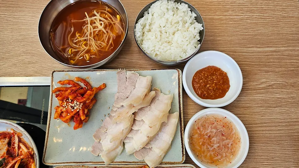 점심 보쌈정식 상차림과 기본 반찬