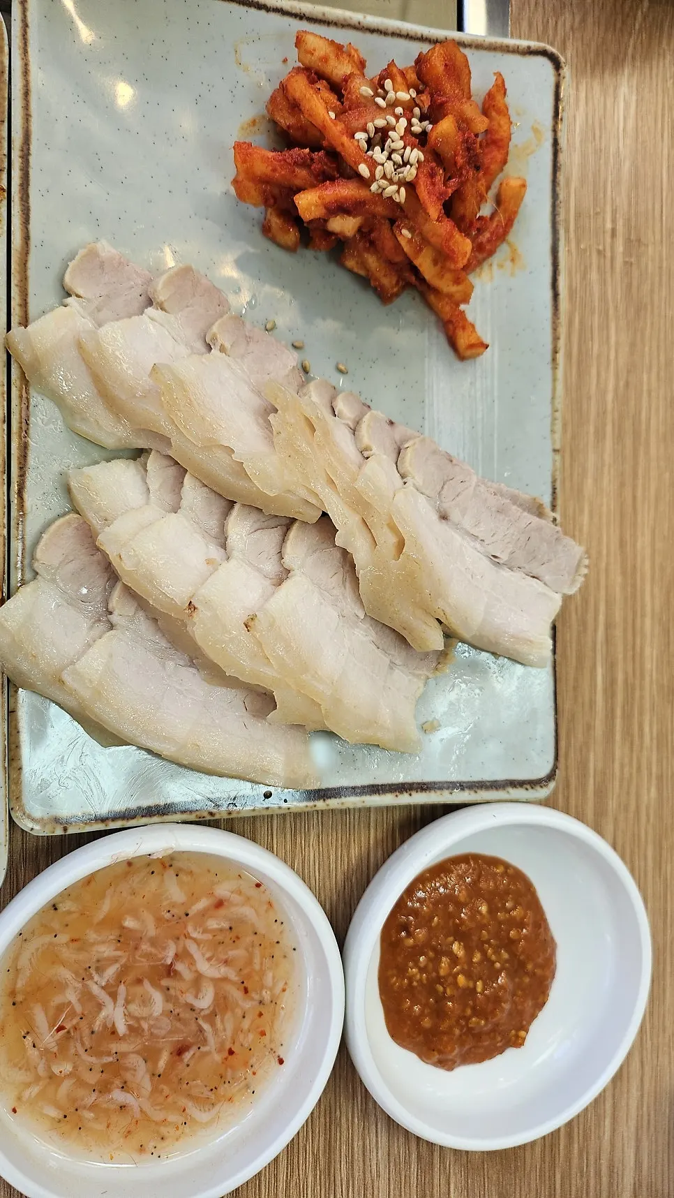 보쌈과 김치, 새우젓, 무생채