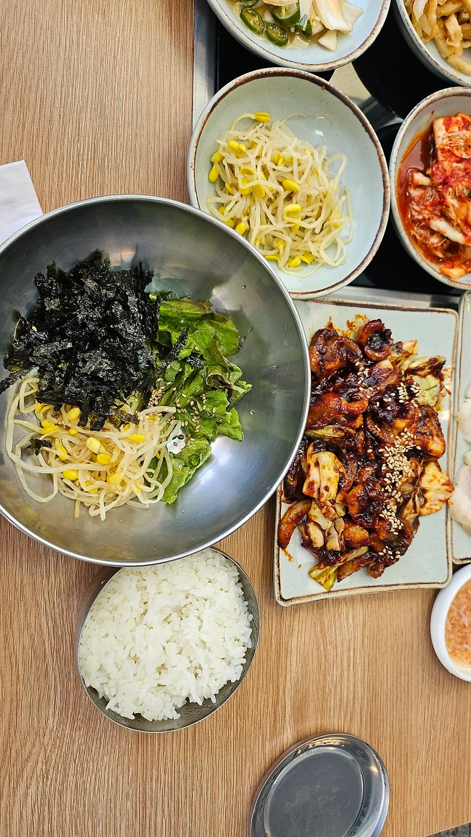 보쌈을 김치에 싸 먹는 모습