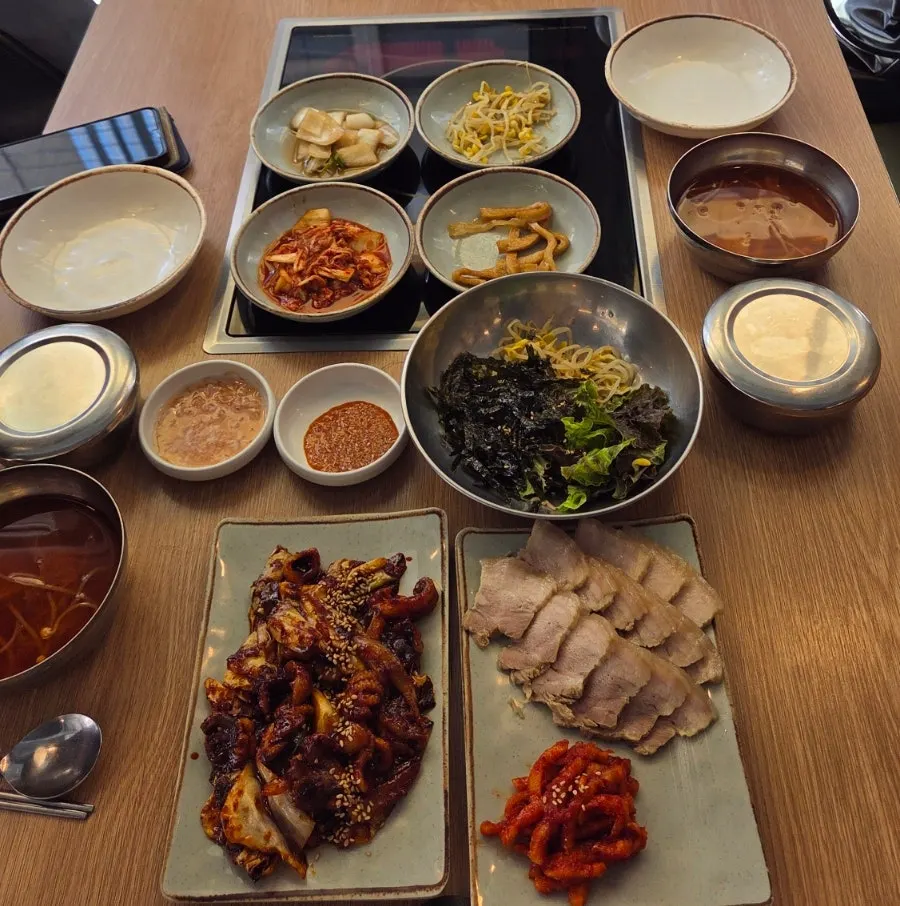 청운보쌈 당산점 메뉴판과 점심특선 구성