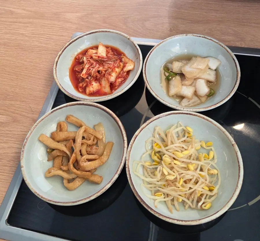 오뎅볶음 콩나물무침 겉절이 양파장아찌 밑반찬 상차림