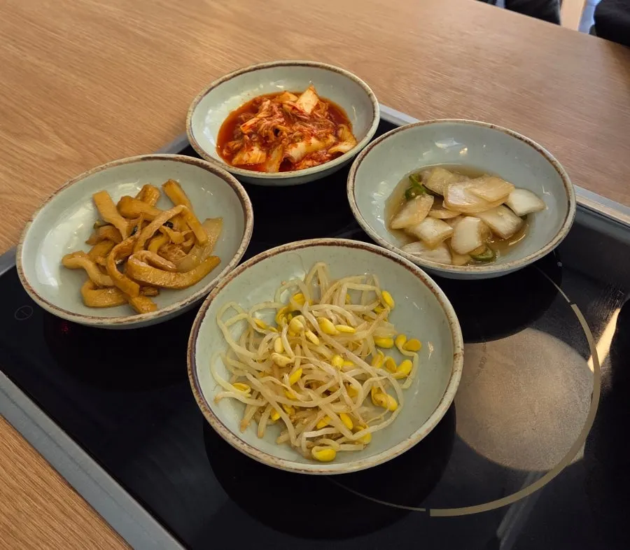 청운보쌈 당산점 기본 밑반찬 네 가지