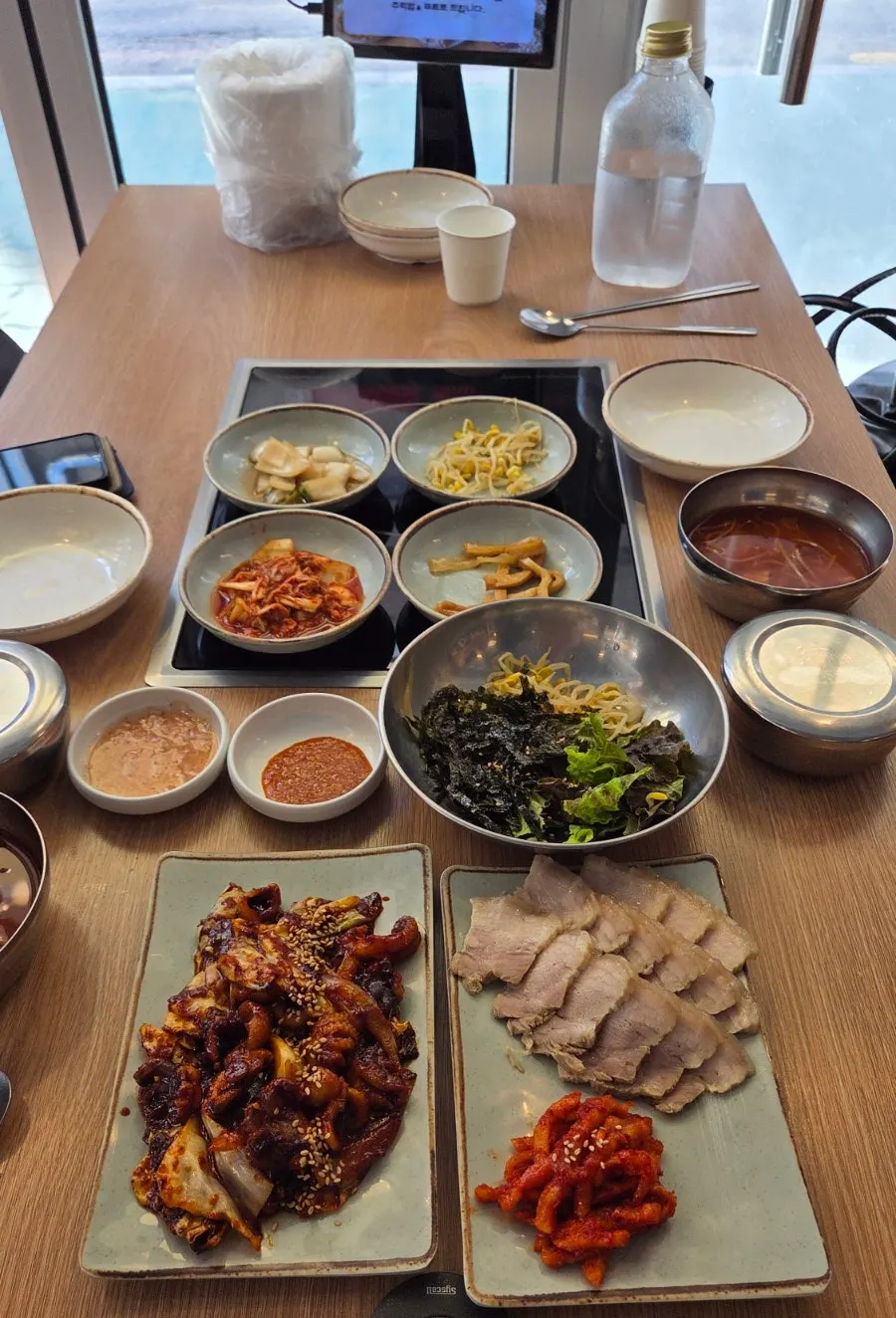 보쌈 정식과 쭈꾸미 정식이 함께 차려진 점심상