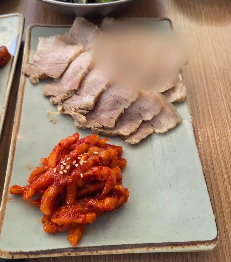 푸짐하게 담긴 오겹보쌈 고기 접시