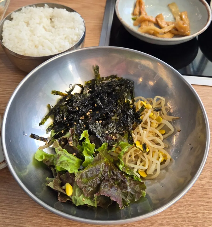 쭈꾸미 정식에 함께 나온 비빔밥 재료