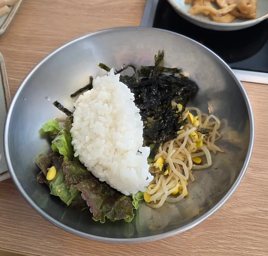 밥과 쭈꾸미를 넣어 비비기 시작한 그릇