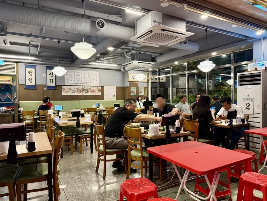 Outdoor patio table seating at Cheongun Bossam Dangsan Branch