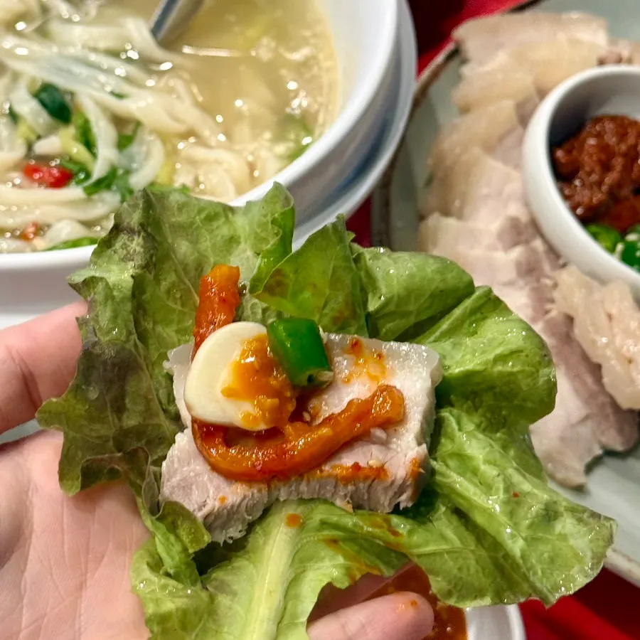 Picking up a piece of five-layer pork bossam