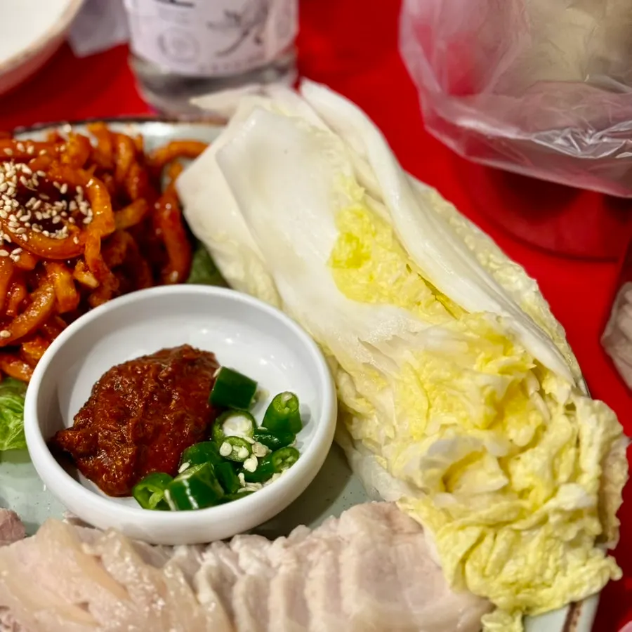 Well-seasoned cabbage and bossam pork