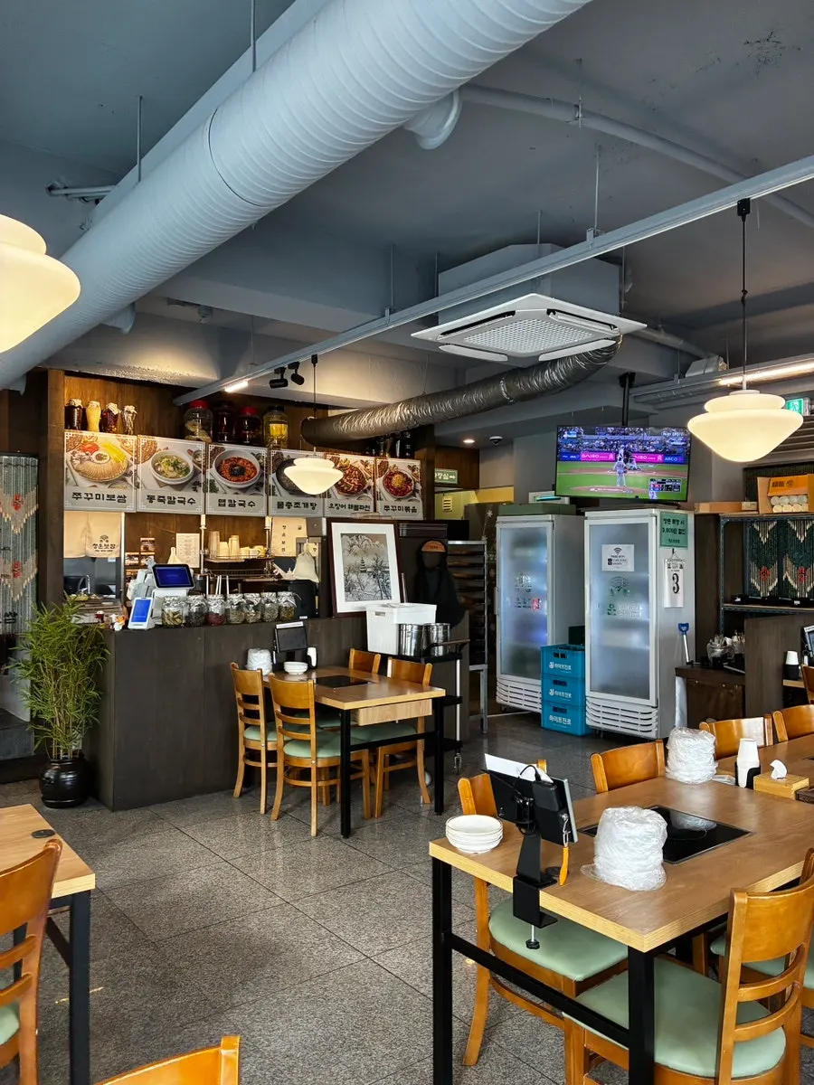 Generously spaced tables at Cheongun Bossam Dangsan Branch