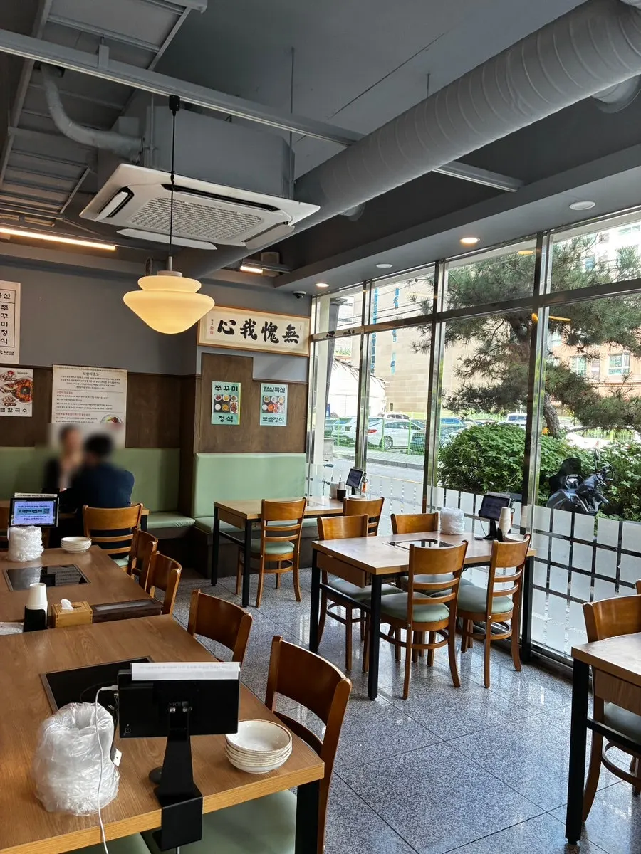 View of the main hall seating at Cheongun Bossam Dangsan Branch