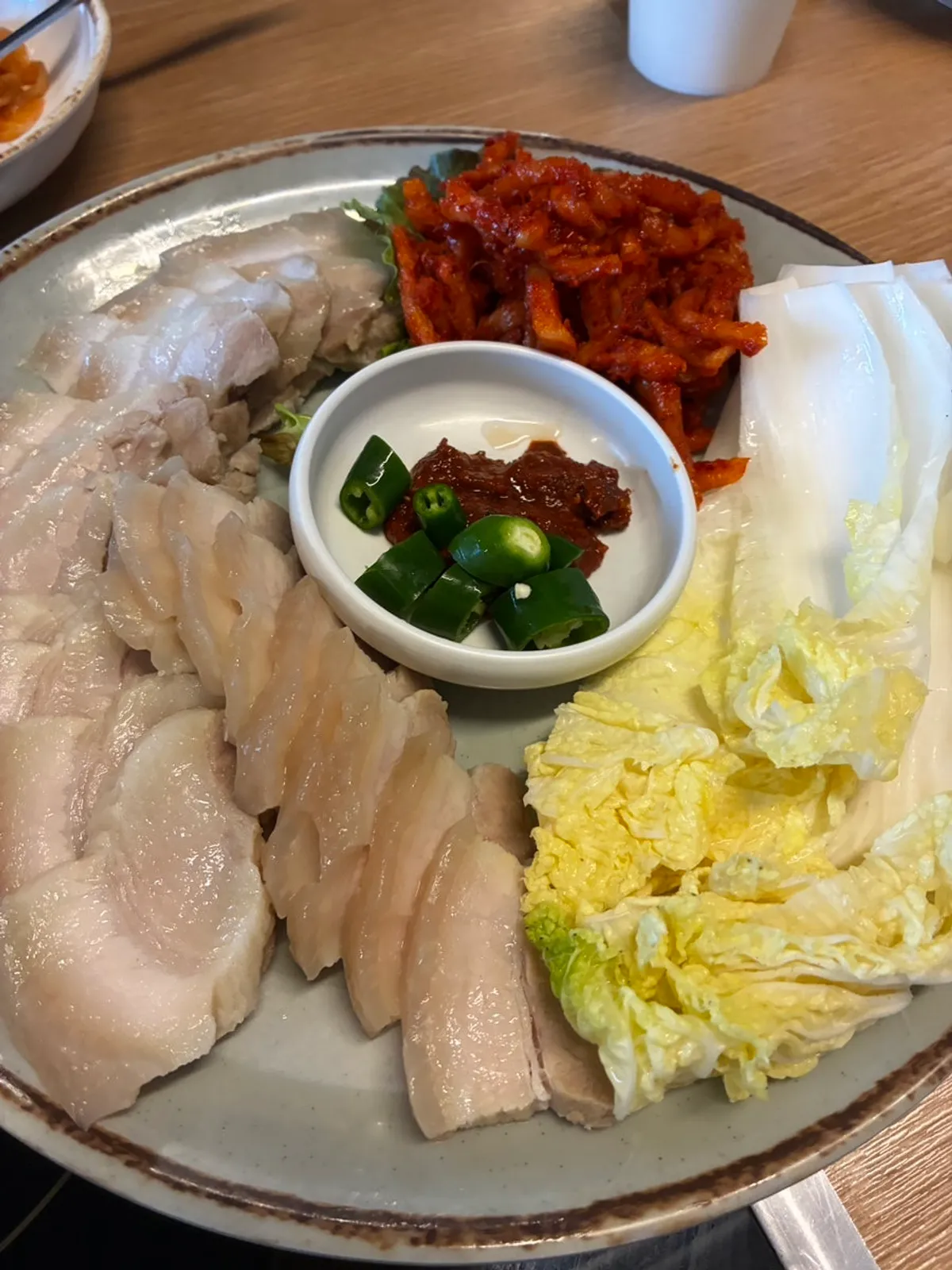 A glossy plate of five-layer bossam
