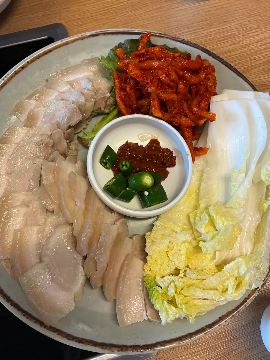 A bite-sized wrap of five-layer bossam