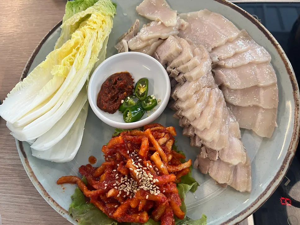 윤기 도는 오겹보쌈 한 접시
