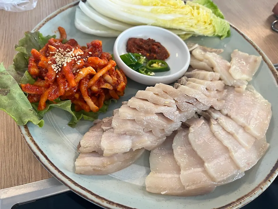 상추에 싼 오겹보쌈 한 점