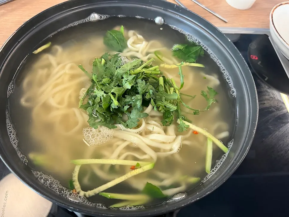 냄비째 나온 동죽칼국수