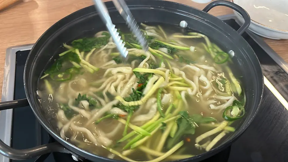 동죽 가득한 칼국수 국물과 면