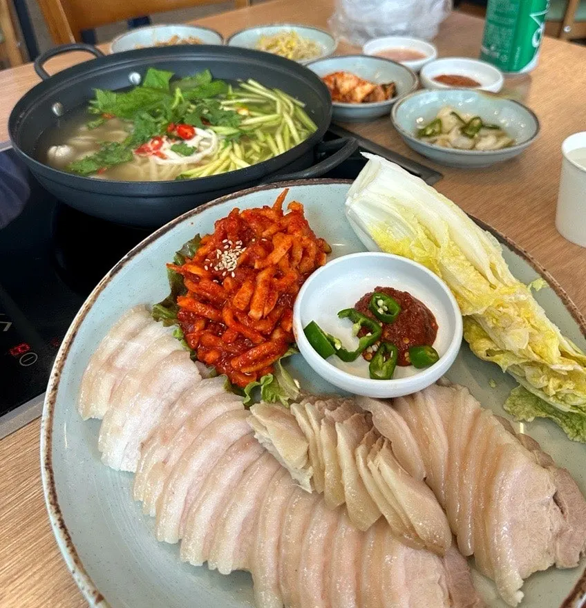 Bossam and clam kalguksu table setting at Cheongun Bossam Dangsan Branch