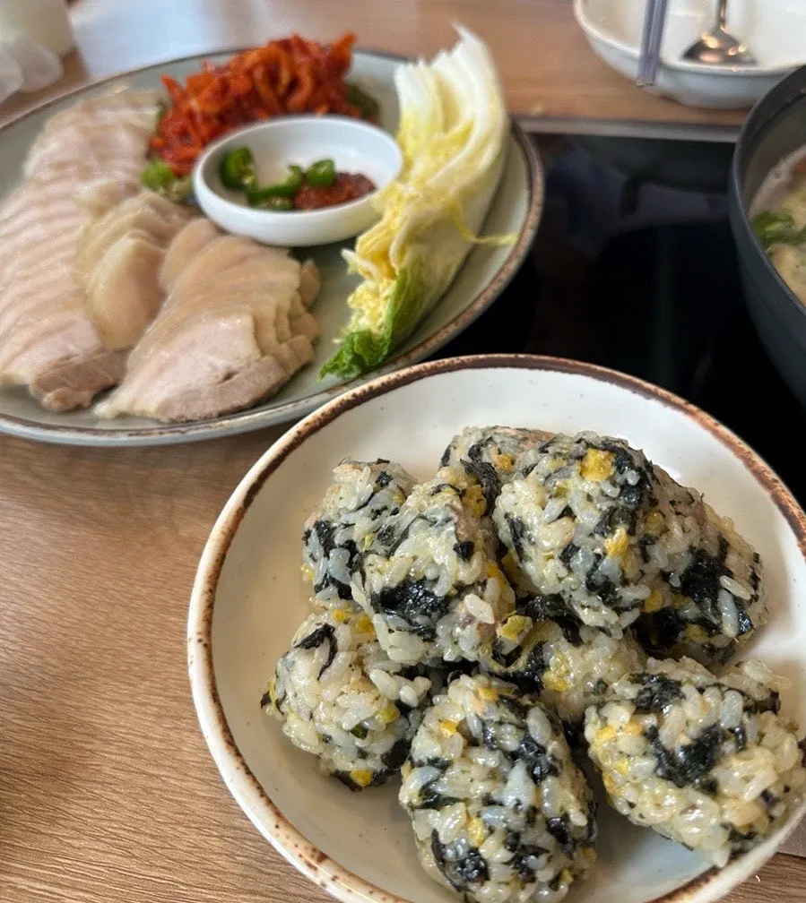 A slice of bossam with lettuce wrap vegetables at Cheongun Bossam Dangsan Branch