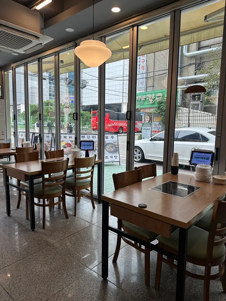 The spacious dining hall inside Cheongun Bossam Dangsan Branch