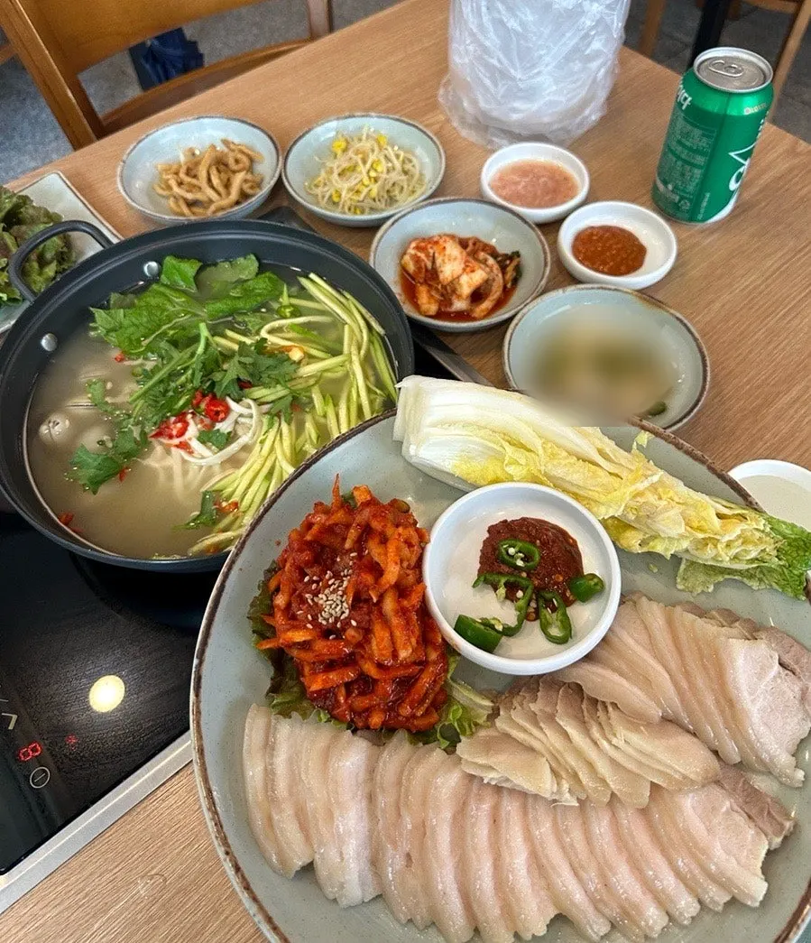 Clam kalguksu with clams at Cheongun Bossam