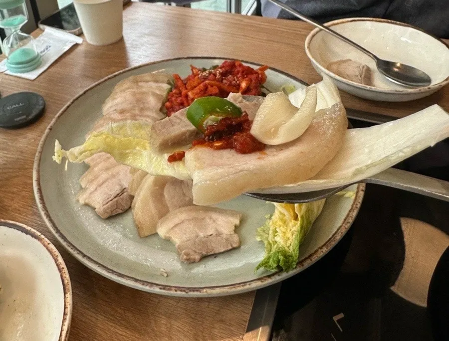 A pot of clam kalguksu boiling
