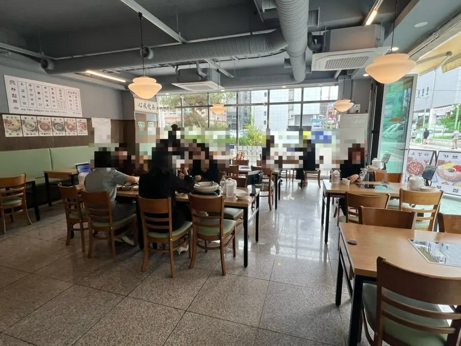 Spacious interior of Cheongun Bossam Dangsan Branch with roomy tables