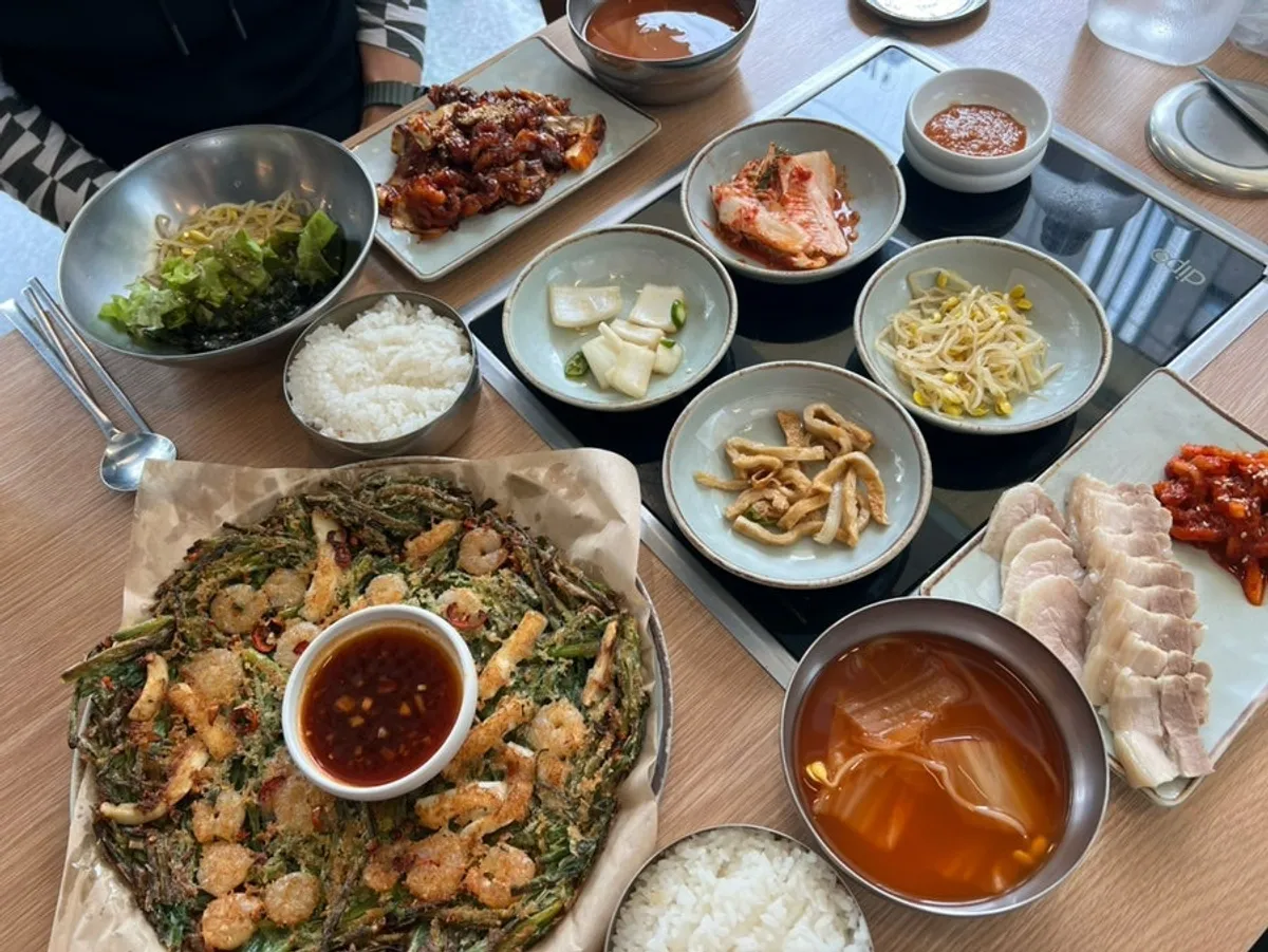 Lunch set spread at Cheongun Bossam Dangsan Branch