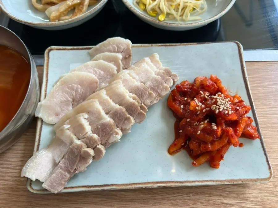 Full bossam set spread from Cheongun Bossam