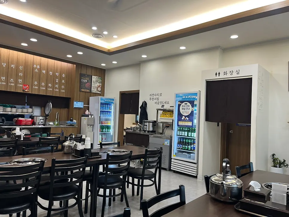 Indoor seating at Cheongwon's Cheonan Dujeong main branch
