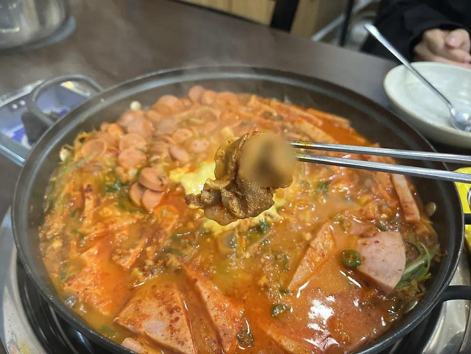 Ham sausage added into the budae-jjigae