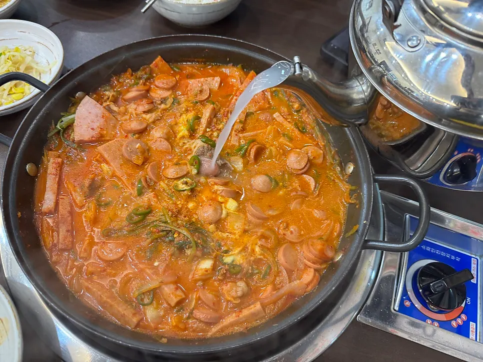 Unlimited ramyeon noodle refill cooked in the broth