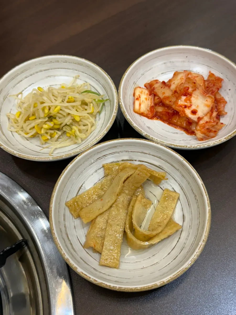 돈까스와 사리 추가가 있는 사이드 메뉴