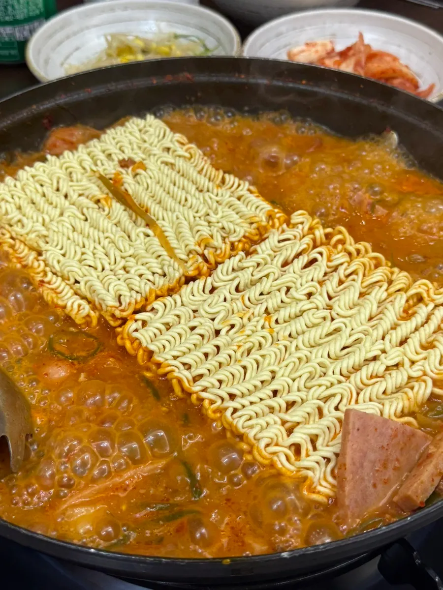 부대찌개 속 소세지 사리