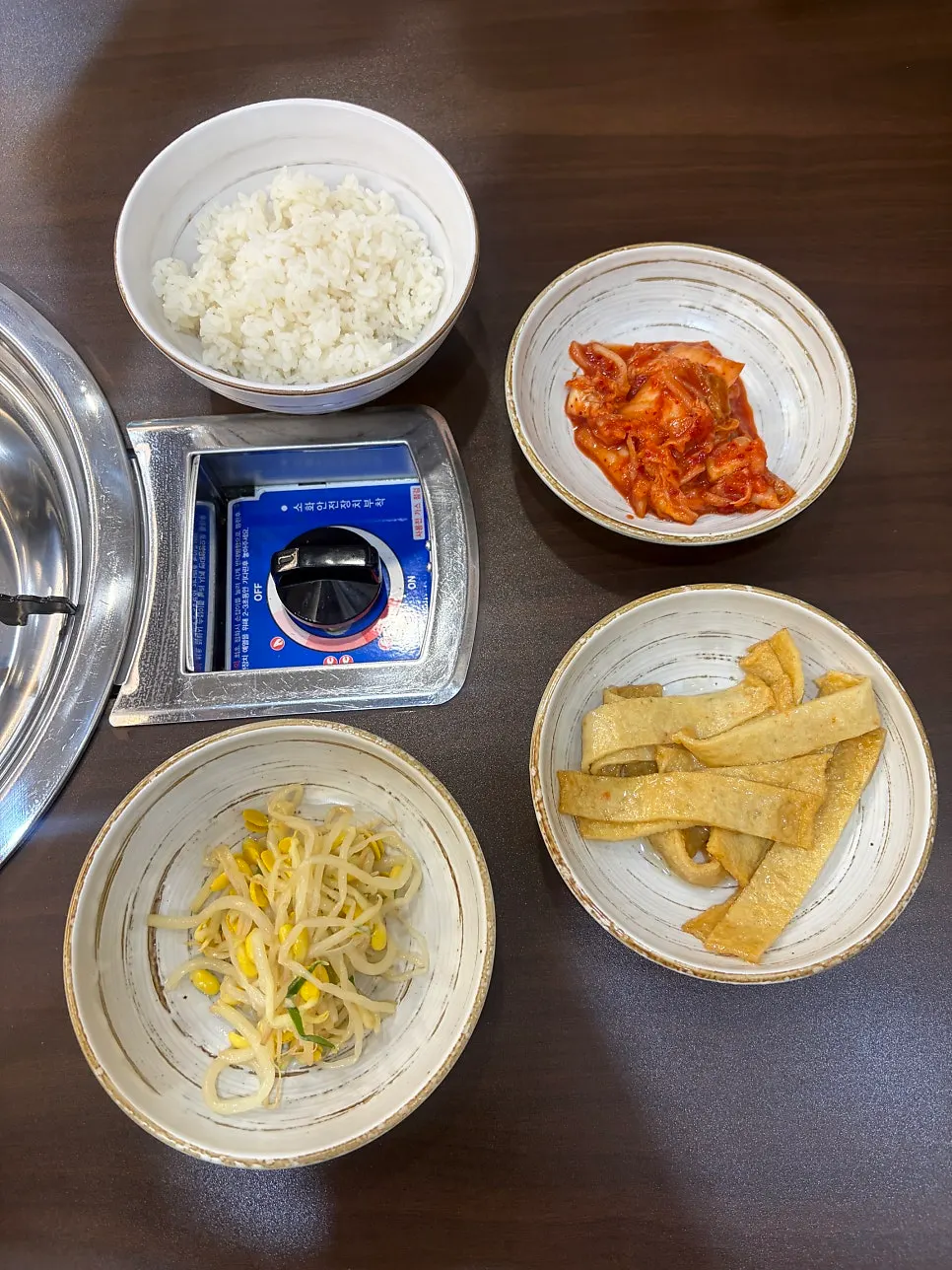 주말 저녁 손님이 많은 청원식당 홀