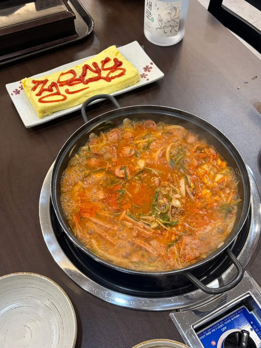 콩나물 무침과 어묵볶음, 김치 기본 밑반찬