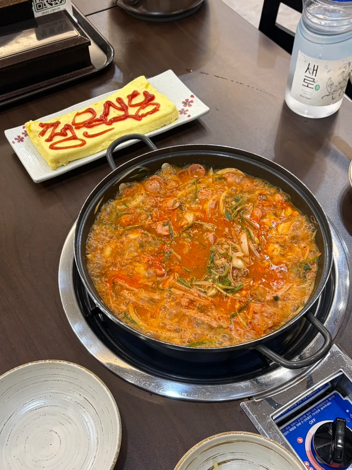 끓기 전 송탄부대찌개 냄비