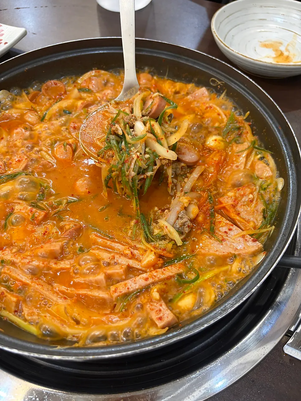햄과 소시지가 가득한 부대찌개 클로즈업